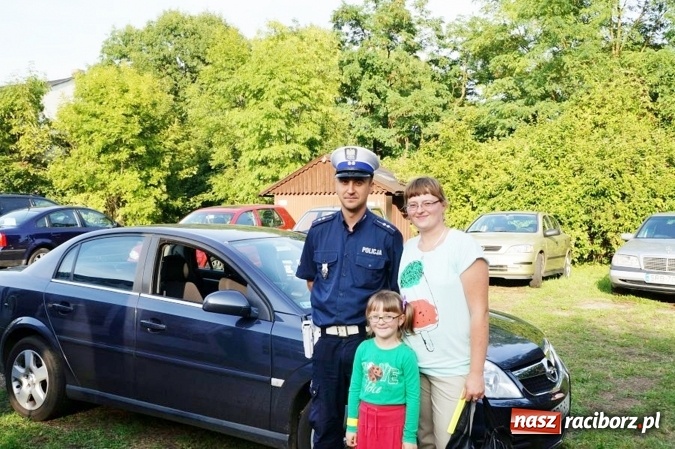 Zdjęcie w galerii na portalu naszraciborz.pl: Policjanci i Sznupek z wizytą w Łubowicach  wiadomości z regionu