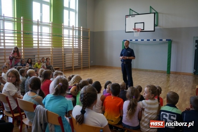 Zdjęcie w galerii na portalu naszraciborz.pl: Kolejne spotkanie policjanta z uczniami na temat dopalaczy wiadomości z regionu