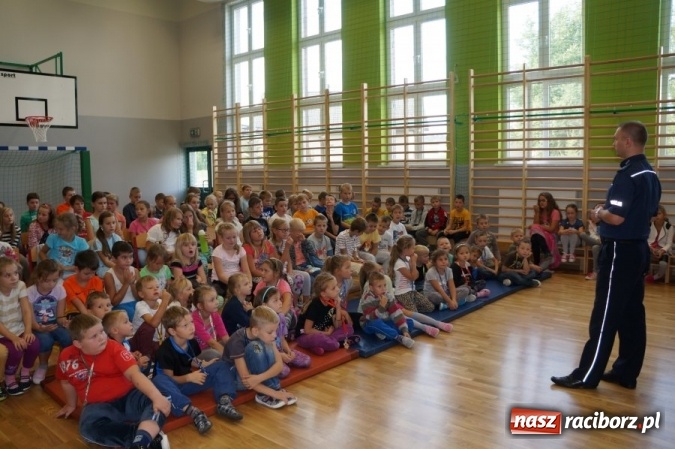 Zdjęcie w galerii na portalu naszraciborz.pl: Kolejne spotkanie policjanta z uczniami na temat dopalaczy wiadomości z regionu