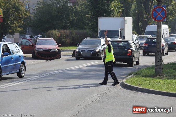 Zdjęcie w galerii na portalu naszraciborz.pl: Kolizja na Ocickiej - kierowca renault nie udzielił pierwszeństwa i uderzył w volkswagena wiadomości z regionu