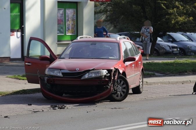 Zdjęcie w galerii na portalu naszraciborz.pl: Kolizja na Ocickiej - kierowca renault nie udzielił pierwszeństwa i uderzył w volkswagena wiadomości z regionu