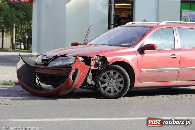 Zdjęcie w galerii na portalu naszraciborz.pl: Kolizja na Ocickiej - kierowca renault nie udzielił pierwszeństwa i uderzył w volkswagena wiadomości z regionu