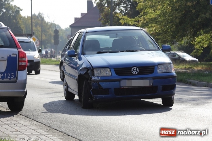 Zdjęcie w galerii na portalu naszraciborz.pl: Kolizja na Ocickiej - kierowca renault nie udzielił pierwszeństwa i uderzył w volkswagena wiadomości z regionu