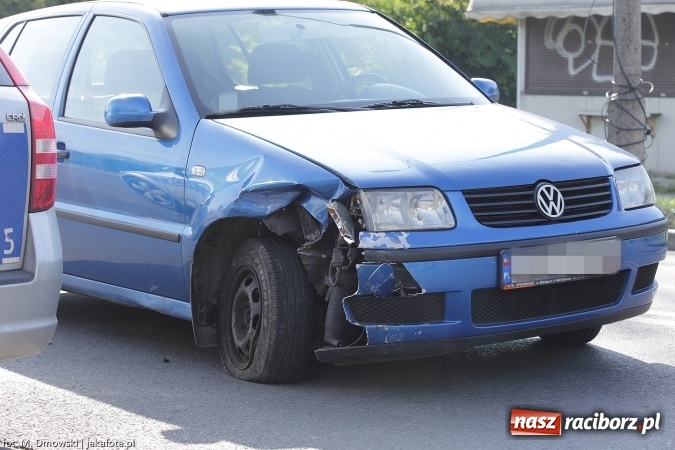 Zdjęcie w galerii na portalu naszraciborz.pl: Kolizja na Ocickiej - kierowca renault nie udzielił pierwszeństwa i uderzył w volkswagena wiadomości z regionu