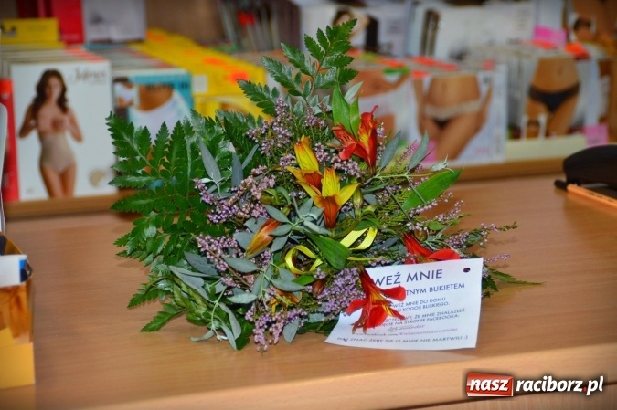 Zdjęcie w galerii na portalu naszraciborz.pl: Tajemnicze bukieciki ozdobiły Racibórz wiadomości z regionu