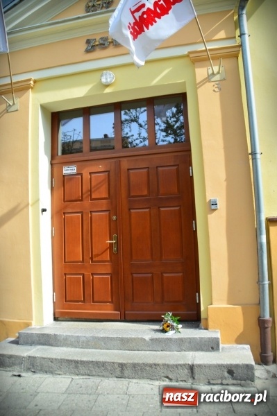 Zdjęcie w galerii na portalu naszraciborz.pl: Tajemnicze bukieciki ozdobiły Racibórz wiadomości z regionu