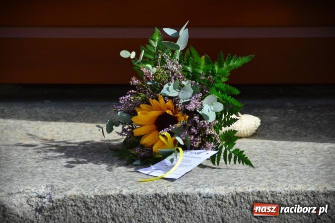 Zdjęcie w galerii na portalu naszraciborz.pl: Tajemnicze bukieciki ozdobiły Racibórz wiadomości z regionu