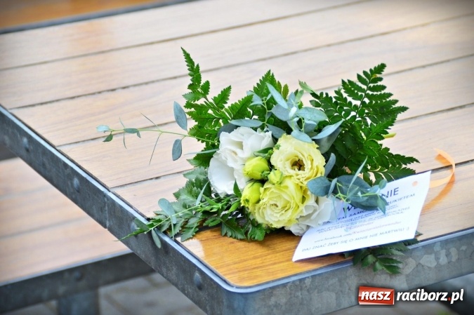 Zdjęcie w galerii na portalu naszraciborz.pl: Tajemnicze bukieciki ozdobiły Racibórz wiadomości z regionu