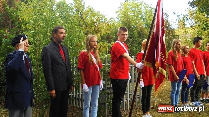 Zdjęcie w galerii na portalu naszraciborz.pl: Spotkanie pod Dębem płka Jerzego Skrzydlewskiego w Gimnazjum nr 5  wiadomości z regionu