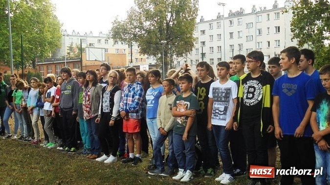 Zdjęcie w galerii na portalu naszraciborz.pl: Spotkanie pod Dębem płka Jerzego Skrzydlewskiego w Gimnazjum nr 5  wiadomości z regionu