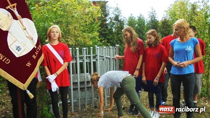 Zdjęcie w galerii na portalu naszraciborz.pl: Spotkanie pod Dębem płka Jerzego Skrzydlewskiego w Gimnazjum nr 5  wiadomości z regionu