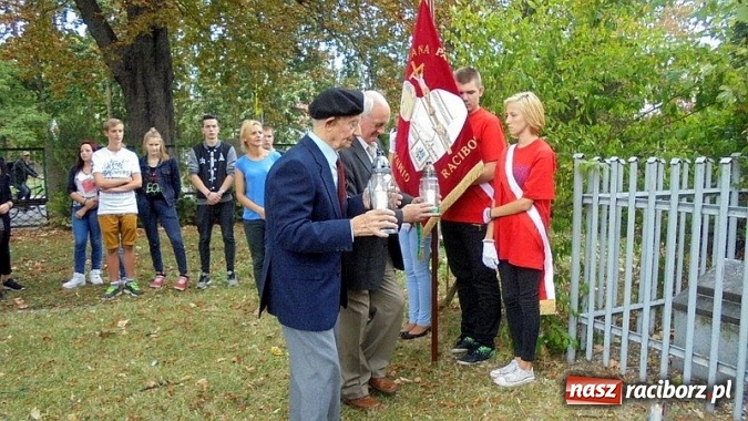 Zdjęcie w galerii na portalu naszraciborz.pl: Spotkanie pod Dębem płka Jerzego Skrzydlewskiego w Gimnazjum nr 5  wiadomości z regionu