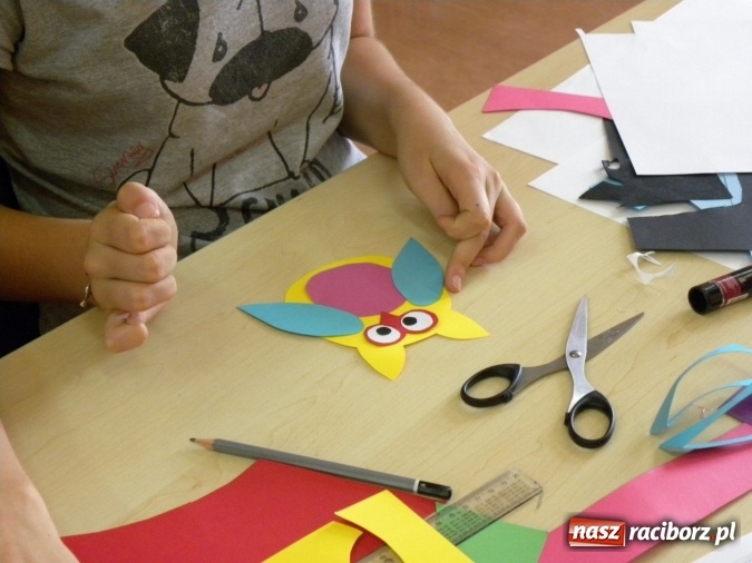 Zdjęcie w galerii na portalu naszraciborz.pl: Warsztaty z wyobraźnią w bibliotece  wiadomości z regionu