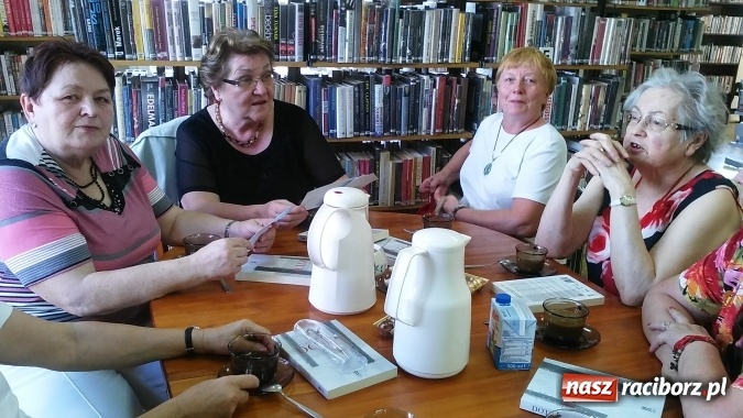 Zdjęcie w galerii na portalu naszraciborz.pl: Książka, kawa i dyskusja w raciborskiej bibliotece  wiadomości z regionu