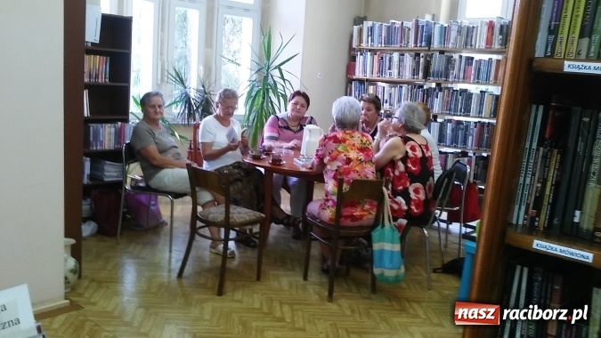 Zdjęcie w galerii na portalu naszraciborz.pl: Książka, kawa i dyskusja w raciborskiej bibliotece  wiadomości z regionu