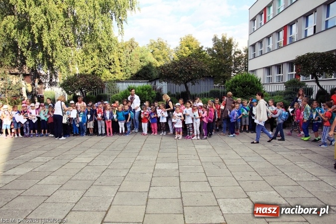 Zdjęcie w galerii na portalu naszraciborz.pl: Uczniowie ze Szkoły Podstawowej nr 1 pomagają w budowie szkoły w Nepalu wiadomości z regionu