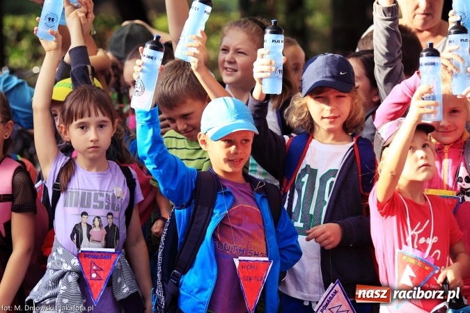 Zdjęcie w galerii na portalu naszraciborz.pl: Uczniowie ze Szkoły Podstawowej nr 1 pomagają w budowie szkoły w Nepalu wiadomości z regionu