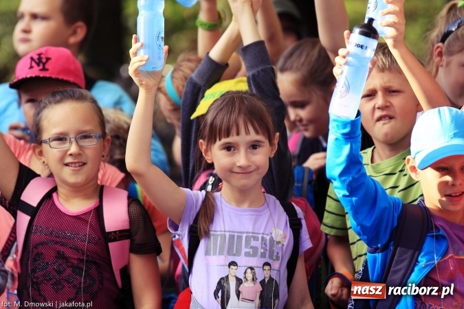 Zdjęcie w galerii na portalu naszraciborz.pl: Uczniowie ze Szkoły Podstawowej nr 1 pomagają w budowie szkoły w Nepalu wiadomości z regionu