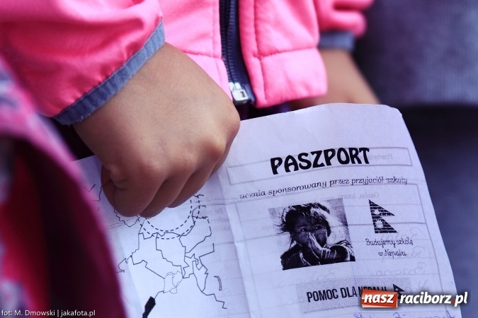 Zdjęcie w galerii na portalu naszraciborz.pl: Uczniowie ze Szkoły Podstawowej nr 1 pomagają w budowie szkoły w Nepalu wiadomości z regionu
