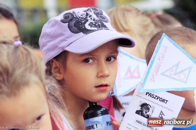 Zdjęcie w galerii na portalu naszraciborz.pl: Uczniowie ze Szkoły Podstawowej nr 1 pomagają w budowie szkoły w Nepalu wiadomości z regionu