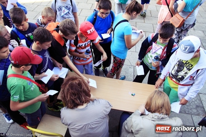 Zdjęcie w galerii na portalu naszraciborz.pl: Uczniowie ze Szkoły Podstawowej nr 1 pomagają w budowie szkoły w Nepalu wiadomości z regionu