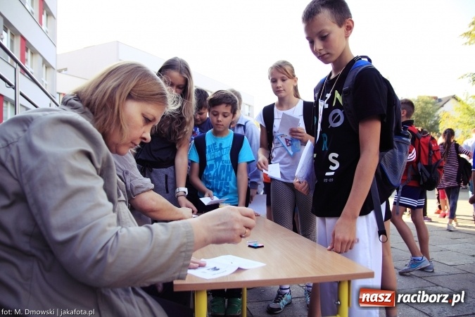 Zdjęcie w galerii na portalu naszraciborz.pl: Uczniowie ze Szkoły Podstawowej nr 1 pomagają w budowie szkoły w Nepalu wiadomości z regionu