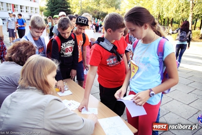 Zdjęcie w galerii na portalu naszraciborz.pl: Uczniowie ze Szkoły Podstawowej nr 1 pomagają w budowie szkoły w Nepalu wiadomości z regionu