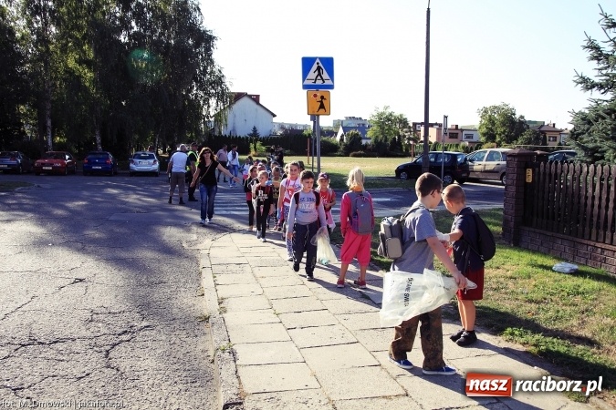 Zdjęcie w galerii na portalu naszraciborz.pl: Uczniowie ze Szkoły Podstawowej nr 1 pomagają w budowie szkoły w Nepalu wiadomości z regionu