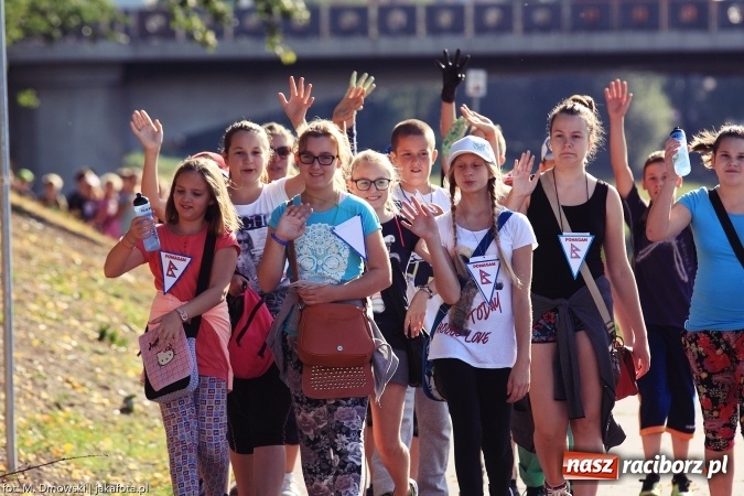 Zdjęcie w galerii na portalu naszraciborz.pl: Uczniowie ze Szkoły Podstawowej nr 1 pomagają w budowie szkoły w Nepalu wiadomości z regionu