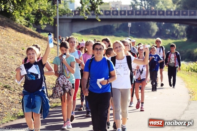 Zdjęcie w galerii na portalu naszraciborz.pl: Uczniowie ze Szkoły Podstawowej nr 1 pomagają w budowie szkoły w Nepalu wiadomości z regionu