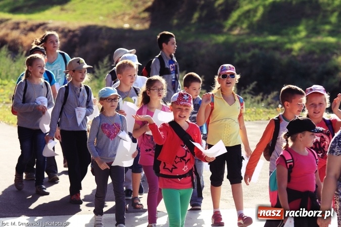 Zdjęcie w galerii na portalu naszraciborz.pl: Uczniowie ze Szkoły Podstawowej nr 1 pomagają w budowie szkoły w Nepalu wiadomości z regionu