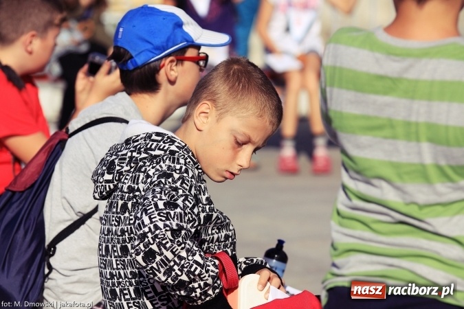 Zdjęcie w galerii na portalu naszraciborz.pl: Uczniowie ze Szkoły Podstawowej nr 1 pomagają w budowie szkoły w Nepalu wiadomości z regionu