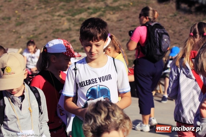 Zdjęcie w galerii na portalu naszraciborz.pl: Uczniowie ze Szkoły Podstawowej nr 1 pomagają w budowie szkoły w Nepalu wiadomości z regionu