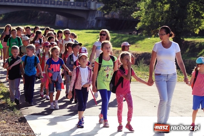 Zdjęcie w galerii na portalu naszraciborz.pl: Uczniowie ze Szkoły Podstawowej nr 1 pomagają w budowie szkoły w Nepalu wiadomości z regionu