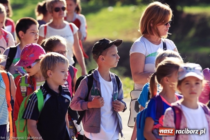 Zdjęcie w galerii na portalu naszraciborz.pl: Uczniowie ze Szkoły Podstawowej nr 1 pomagają w budowie szkoły w Nepalu wiadomości z regionu