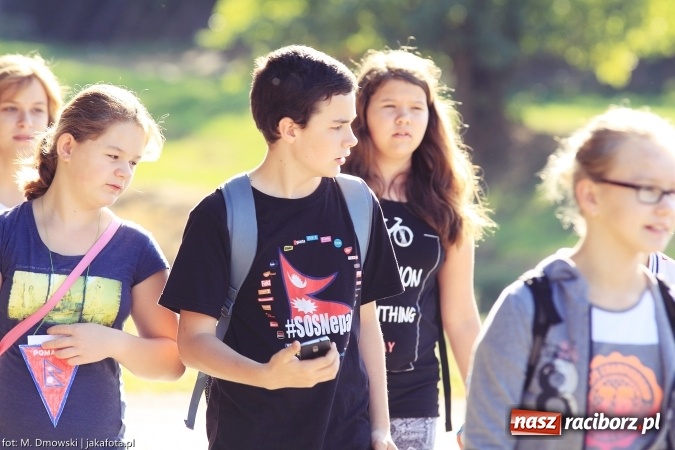 Zdjęcie w galerii na portalu naszraciborz.pl: Uczniowie ze Szkoły Podstawowej nr 1 pomagają w budowie szkoły w Nepalu wiadomości z regionu