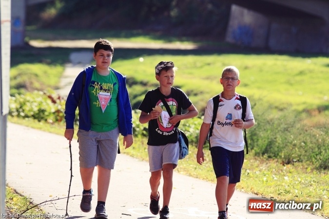 Zdjęcie w galerii na portalu naszraciborz.pl: Uczniowie ze Szkoły Podstawowej nr 1 pomagają w budowie szkoły w Nepalu wiadomości z regionu