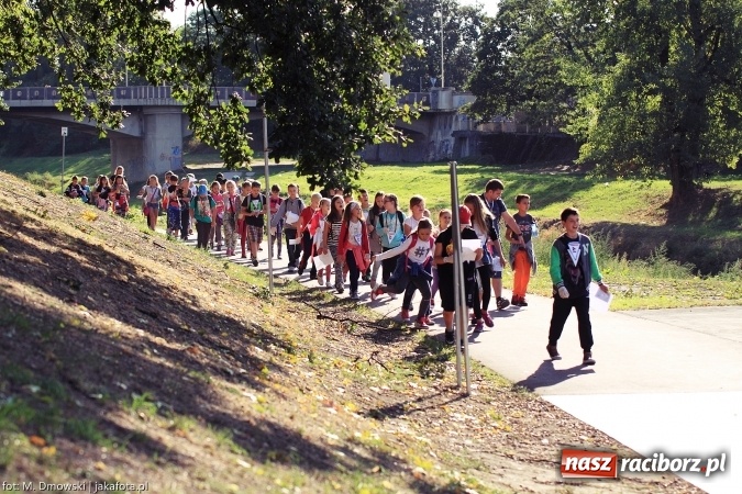 Zdjęcie w galerii na portalu naszraciborz.pl: Uczniowie ze Szkoły Podstawowej nr 1 pomagają w budowie szkoły w Nepalu wiadomości z regionu