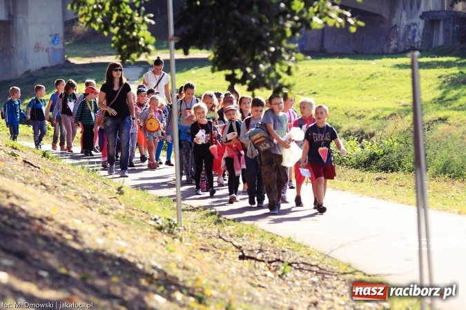 Zdjęcie w galerii na portalu naszraciborz.pl: Uczniowie ze Szkoły Podstawowej nr 1 pomagają w budowie szkoły w Nepalu wiadomości z regionu