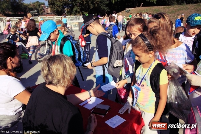 Zdjęcie w galerii na portalu naszraciborz.pl: Uczniowie ze Szkoły Podstawowej nr 1 pomagają w budowie szkoły w Nepalu wiadomości z regionu