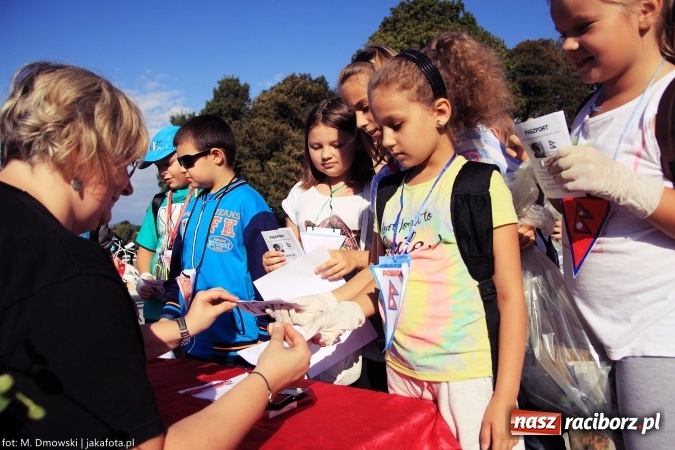 Zdjęcie w galerii na portalu naszraciborz.pl: Uczniowie ze Szkoły Podstawowej nr 1 pomagają w budowie szkoły w Nepalu wiadomości z regionu