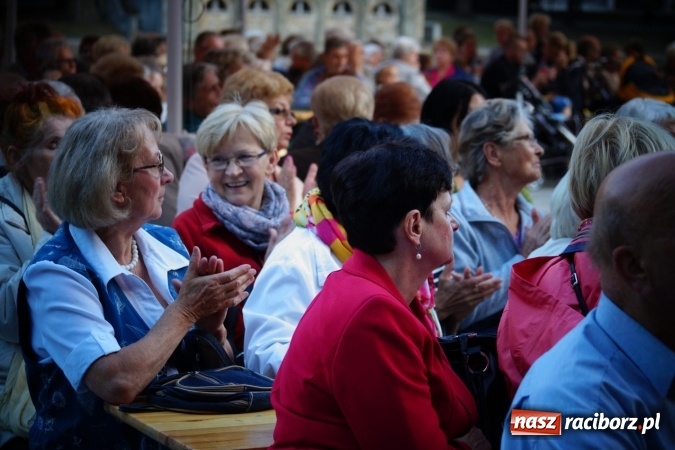Zdjęcie w galerii na portalu naszraciborz.pl: Raciborzanie żegnali lato z Romami wiadomości z regionu