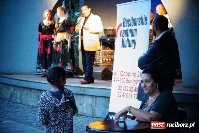Zdjęcie w galerii na portalu naszraciborz.pl: Raciborzanie żegnali lato z Romami wiadomości z regionu