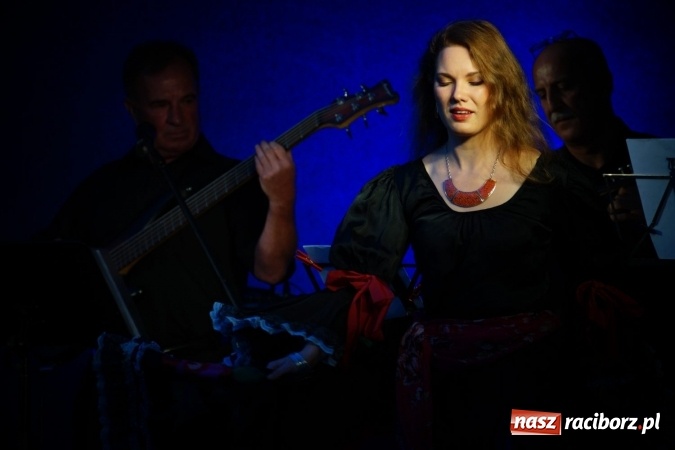 Zdjęcie w galerii na portalu naszraciborz.pl: Raciborzanie żegnali lato z Romami wiadomości z regionu