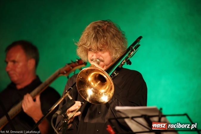 Zdjęcie w galerii na portalu naszraciborz.pl: Cóż to się dzieje. Wszystko się chwieje. To świat się śmieje Gipsy. Boys w Raciborzu wiadomości z regionu