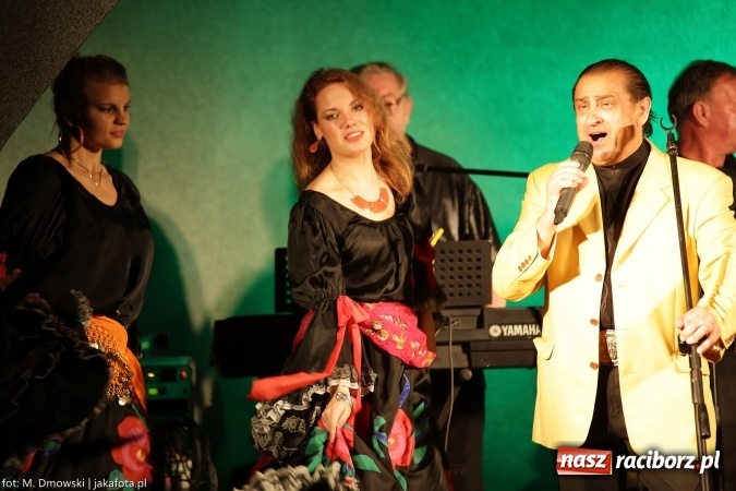 Zdjęcie w galerii na portalu naszraciborz.pl: Cóż to się dzieje. Wszystko się chwieje. To świat się śmieje Gipsy. Boys w Raciborzu wiadomości z regionu