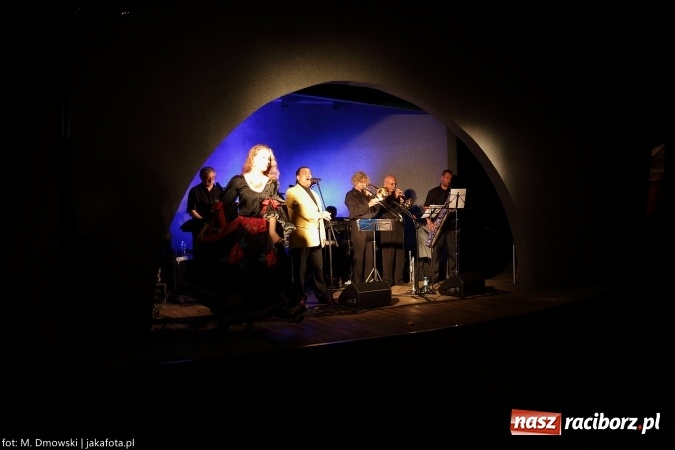 Zdjęcie w galerii na portalu naszraciborz.pl: Cóż to się dzieje. Wszystko się chwieje. To świat się śmieje Gipsy. Boys w Raciborzu wiadomości z regionu