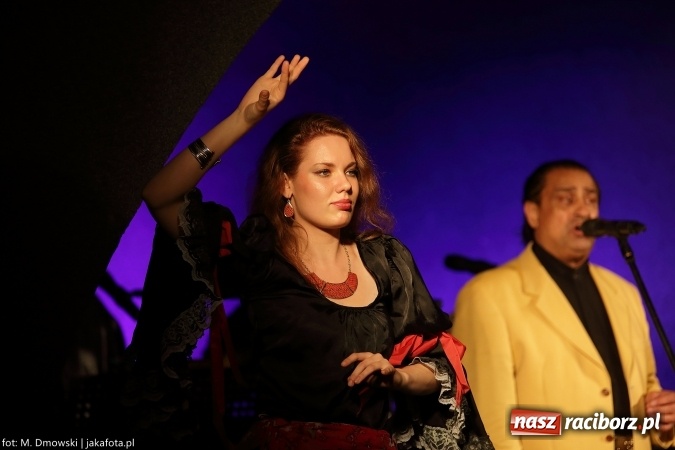 Zdjęcie w galerii na portalu naszraciborz.pl: Cóż to się dzieje. Wszystko się chwieje. To świat się śmieje Gipsy. Boys w Raciborzu wiadomości z regionu