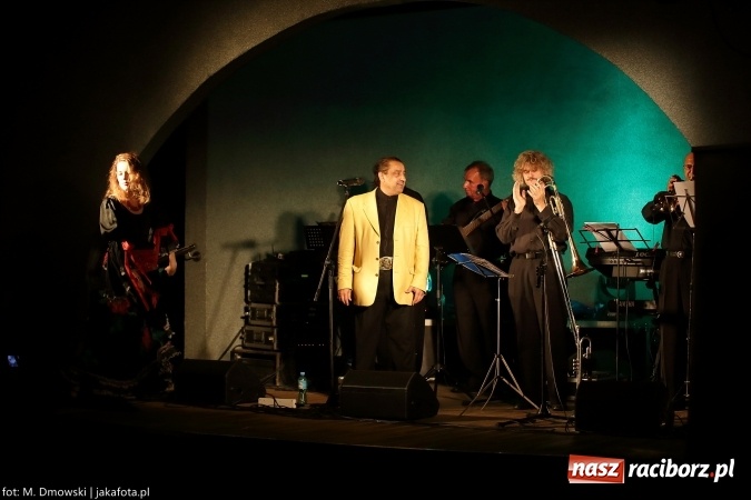 Zdjęcie w galerii na portalu naszraciborz.pl: Cóż to się dzieje. Wszystko się chwieje. To świat się śmieje Gipsy. Boys w Raciborzu wiadomości z regionu