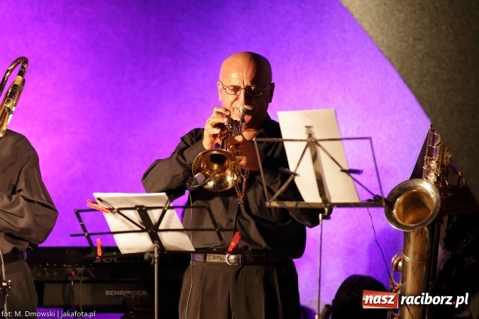 Zdjęcie w galerii na portalu naszraciborz.pl: Cóż to się dzieje. Wszystko się chwieje. To świat się śmieje Gipsy. Boys w Raciborzu wiadomości z regionu